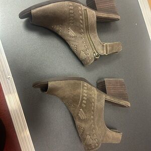 Baretraps women’s Brown open round toe open heeled ankle boot with strap size 9